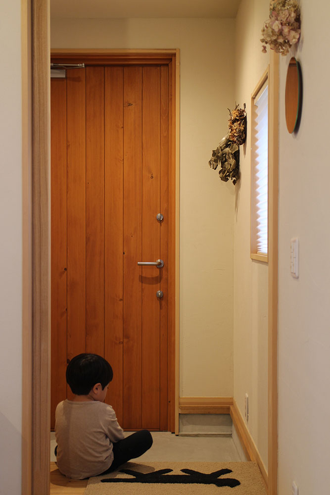 ユダ木工の木製玄関ドアとお子さま