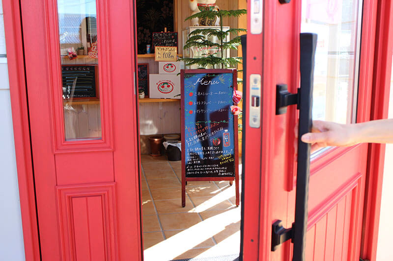 ユダ木工の赤い木製玄関ドア