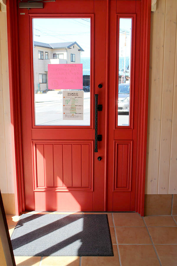 赤い木製玄関ドア