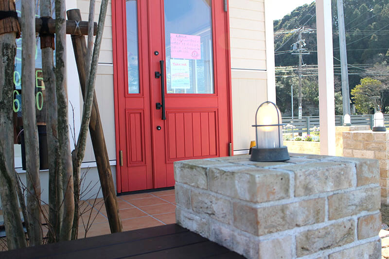 ユダ木工のトマト色木製玄関ドア