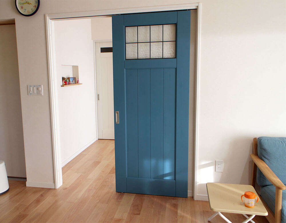 マントブルーのジーンズスタイル室内ドア