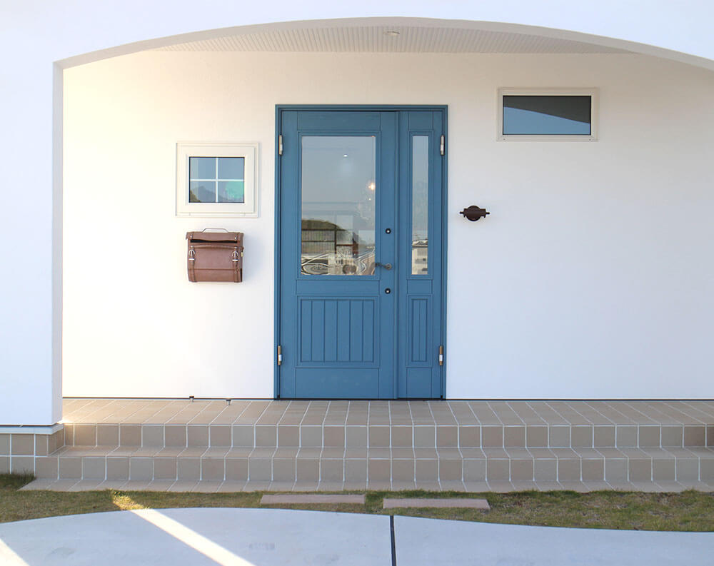 ユダ木工の青い木製玄関ドア