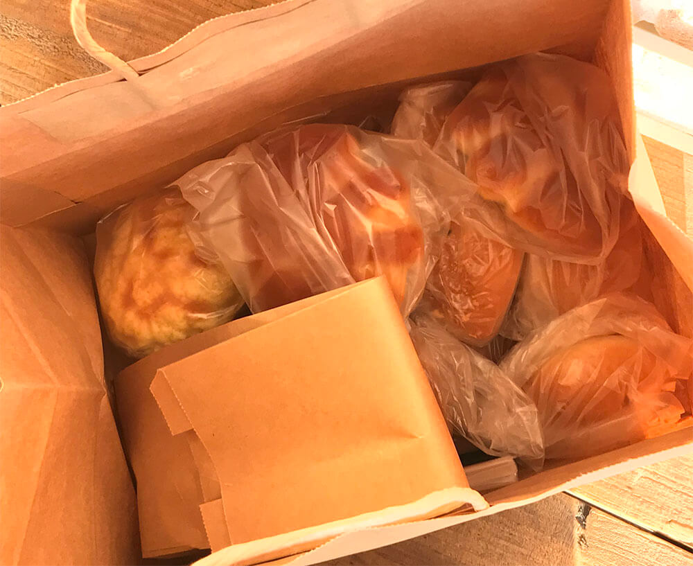 紙袋いっぱいのパン
