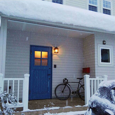 N様邸 青い木製玄関ドア