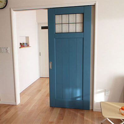 N様邸 青い木製室内ドア