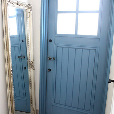 S様邸 青い木製玄関ドア
