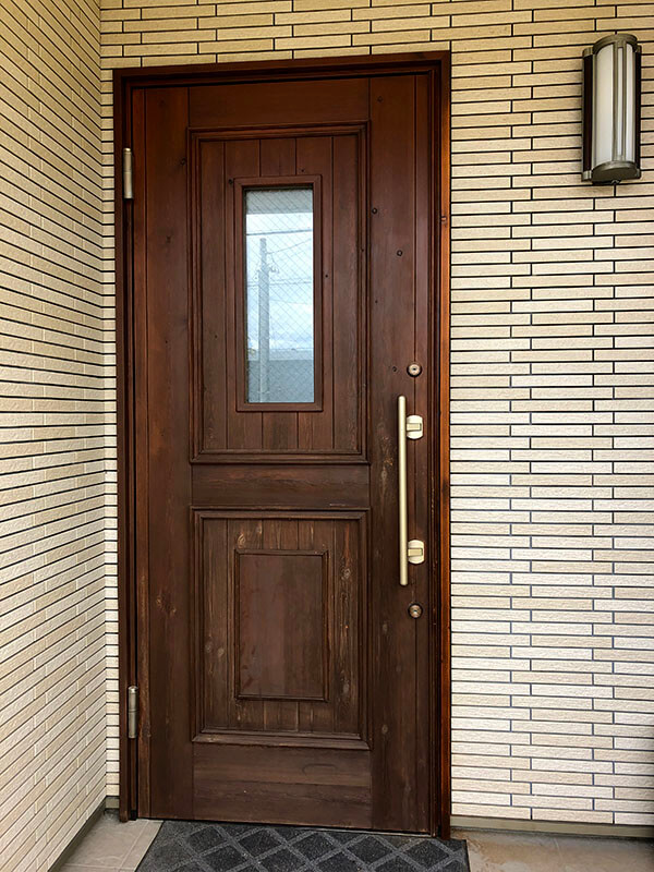 10年目の木製玄関ドア（自然塗装）