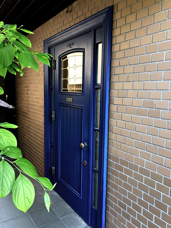 26年目の青い木製玄関ドア