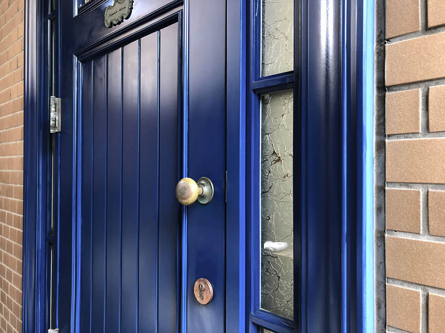 青い木製玄関ドア