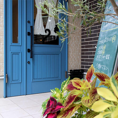 かぎしっぽ入口 ユダ木工の青い木製ドア