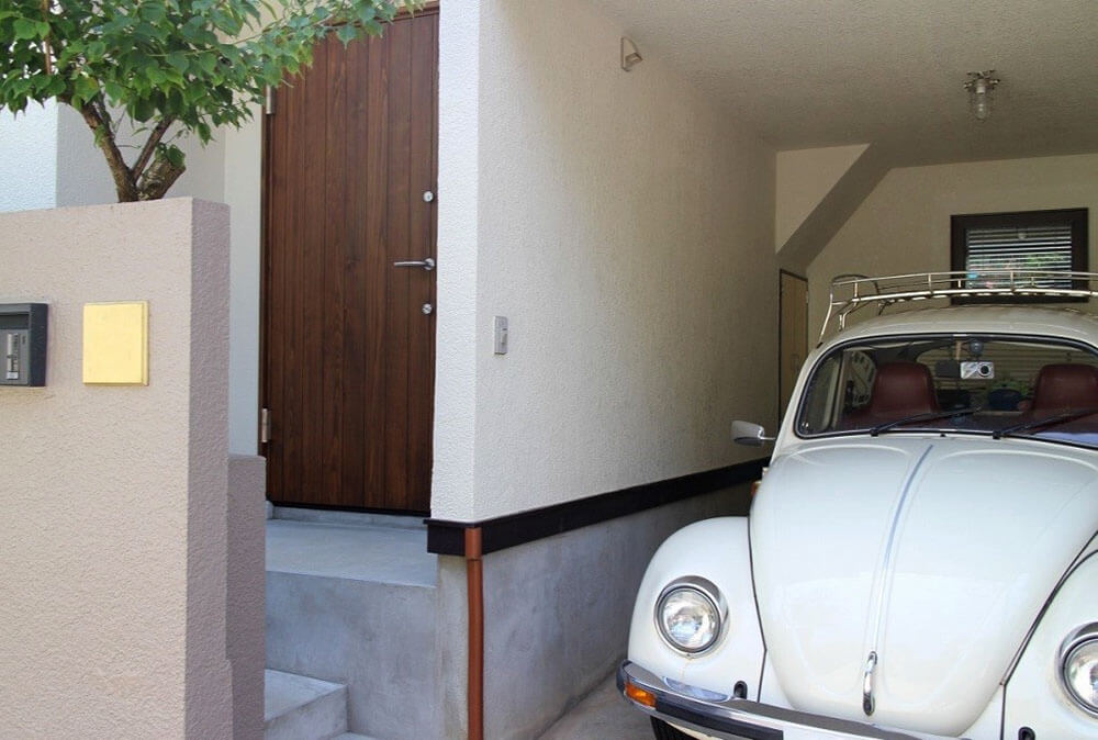 ユダ木工木製玄関ドアとクラッシックカー