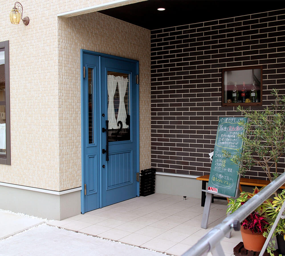 かぎしっぽ入口 ユダ木工の青い玄関ドア