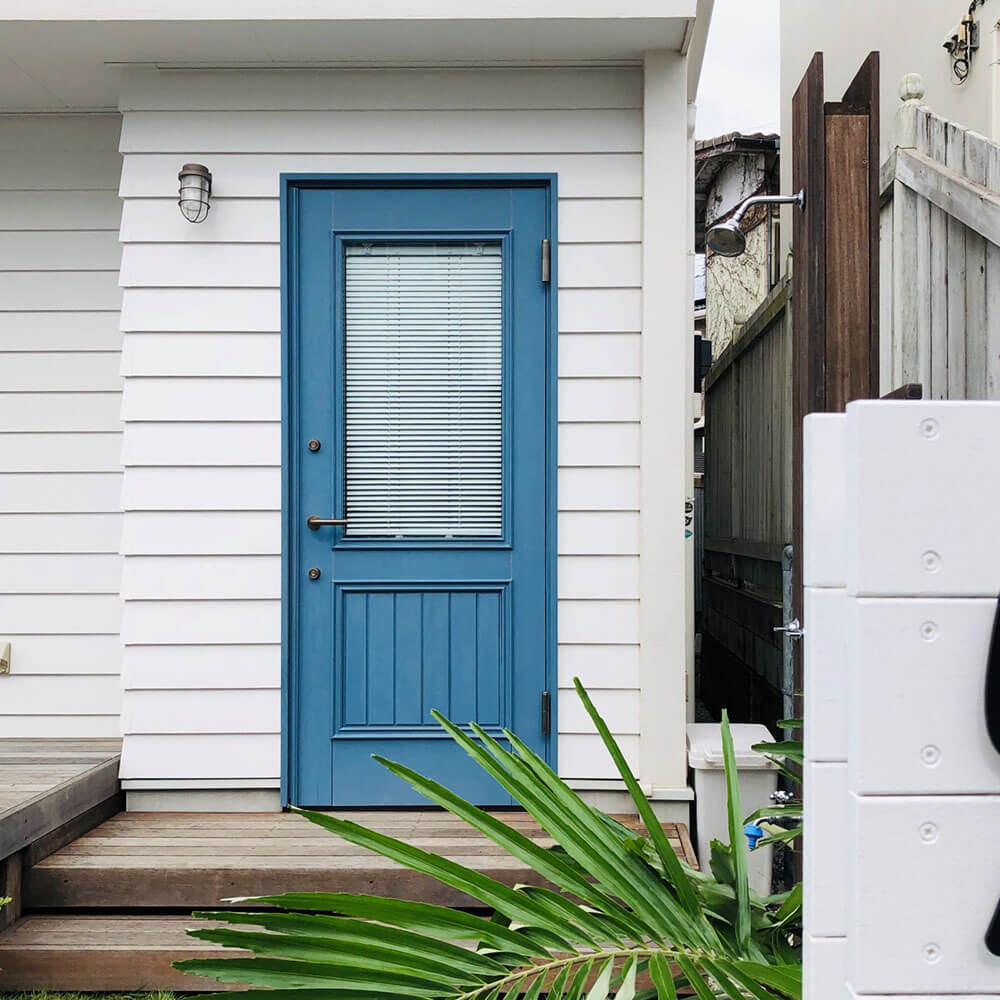 湘南サーファーズハウスの青い木製ドア