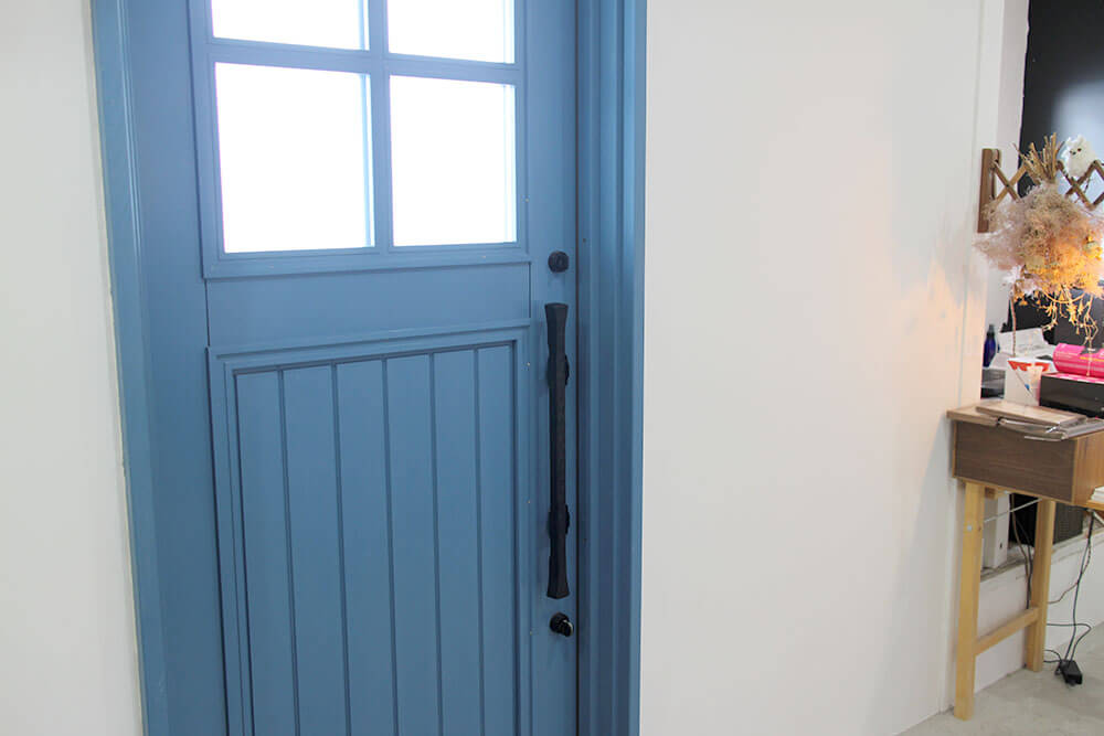 美容室CORUJAの青い木製玄関ドア ユダ木工国産木製玄関ドア