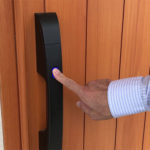 木製玄関ドアにも最新機能。便利なハンズフリーキーで、キーレス2ロック。
