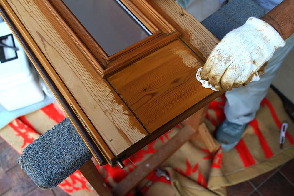 木製玄関ドアの再塗装（拭き取り）