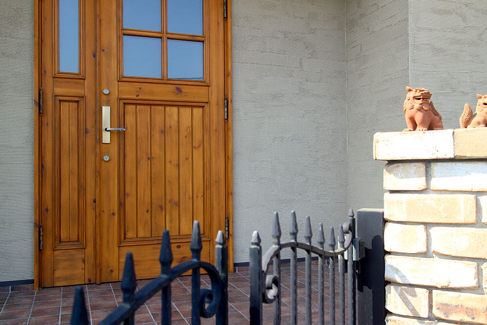 再塗装された木製玄関ドア