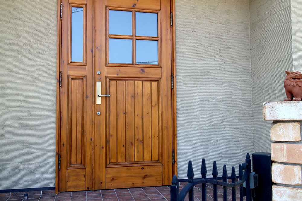 クリアワックスを塗りたての木製玄関ドア