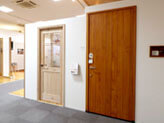 オスモ＆エーデル本社ショールームにユダ木工の木製玄関ドアTH741-1023Sを展示中