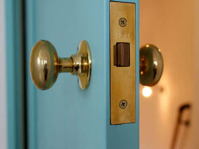 ドアの色はどう選ぶ？インテリアをおしゃれにする、カラフル木製ドアの魅力。