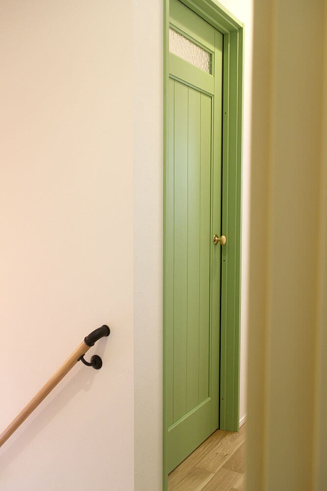 パステルカラーのカラフル木製室内ドア　マスカットグリーン色