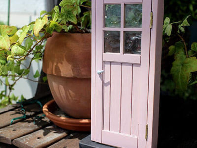 「ジーンズ」のスタイルで暮らす。 木製ドアの可愛いミニチュア色見本。