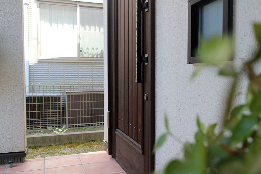 設置9年目の木製玄関ドア。木製ドアのある暮らしを楽しむ。