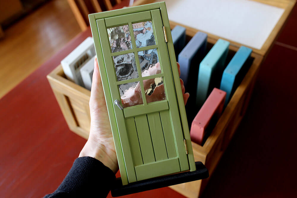 木製ドアのミニチュア色見本。おしゃれなグリーンのカラフル室内ドア（マスカットグリーン色）