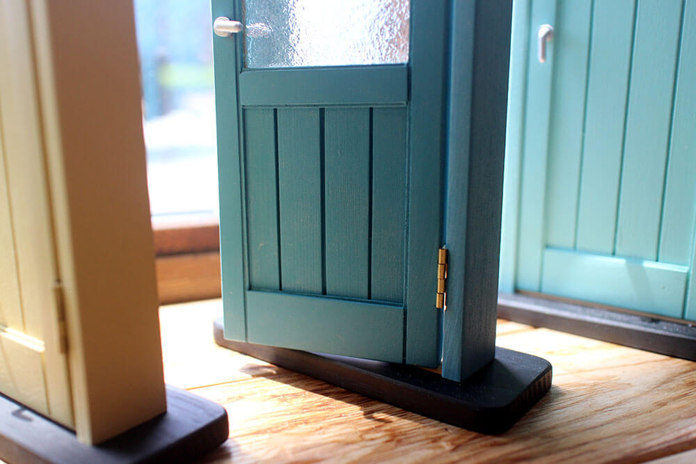 木製ドアのミニチュア色見本。おしゃれなブルーや水色、黄色のカラフル室内ドア