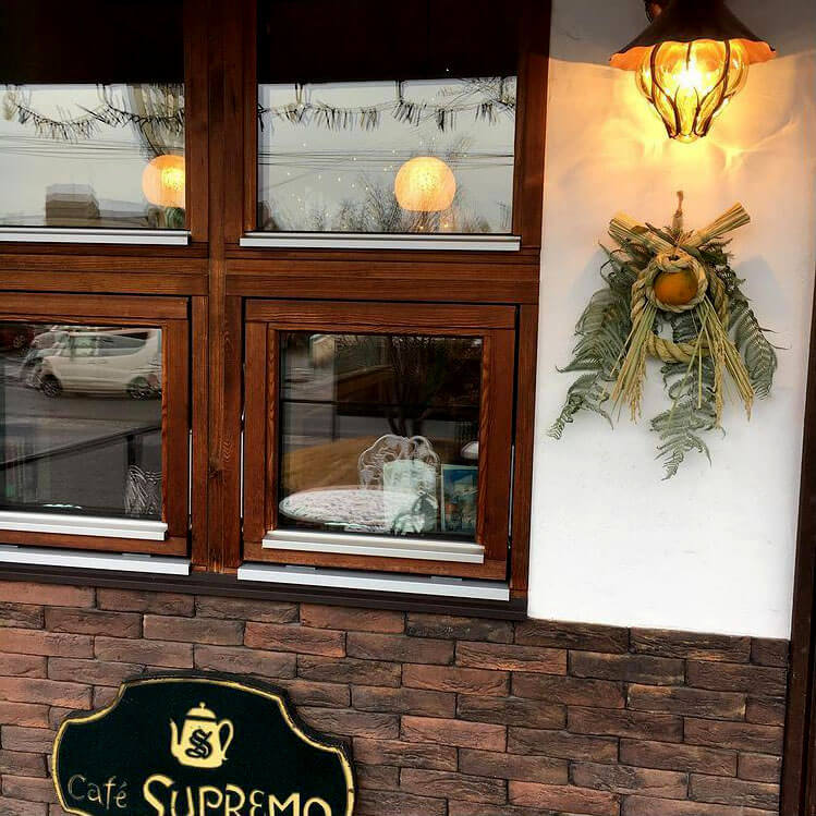 こだわりの自家焙煎珈琲　木製窓の経年の風合い