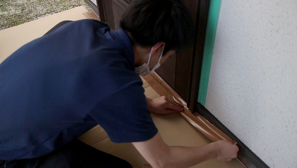 床の養生-木製玄関ドアのメンテナンス再塗装