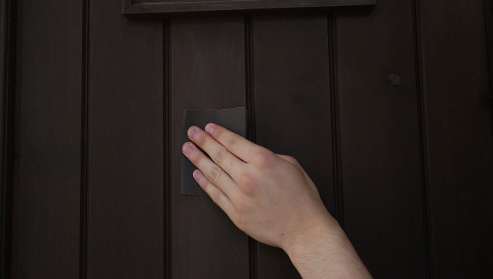 サンドペーパーで軽く研磨する-木製玄関ドアのメンテナンス再塗装