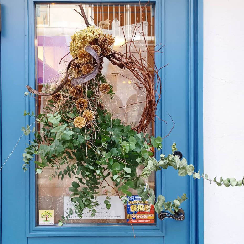 おしゃれなブルーの木製ドアのお店