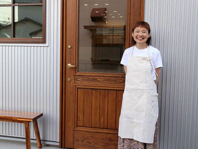 この町に笑顔とワクワクを。パン＆お菓子屋さんの木製ドア