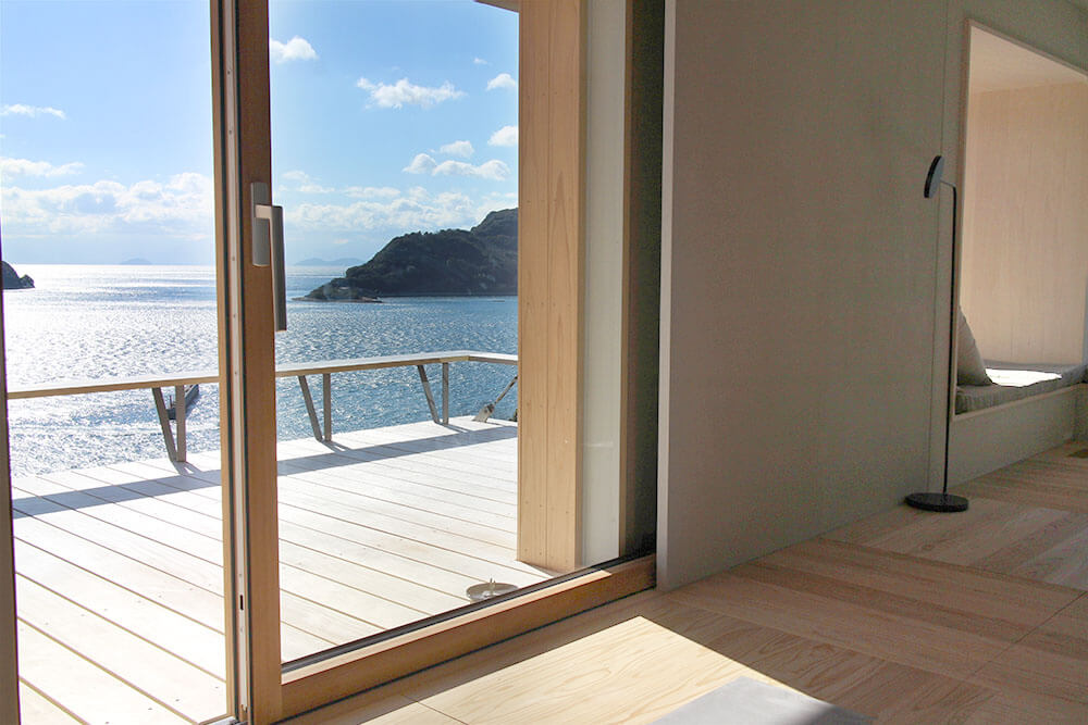 リビングからの景色。木製サッシから瀬戸内海を見渡せる絶景